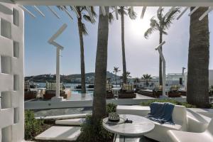 Uma área de estar em Mykonos Blanc - Preferred Hotels & Resorts