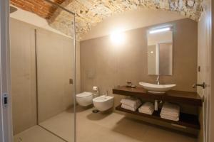 a bathroom with two sinks and a toilet at Relais San Vigilio al Castello in Bergamo