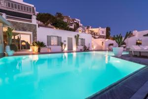 una piscina en una villa por la noche en Smy Mykonos Suites & Villas - ex Greco Philia, en Playa de Elia