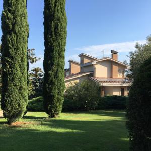 uma casa com árvores em frente a um relvado em BIO & B - ITALYKE em Viterbo