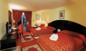 TV a/nebo společenská místnost v ubytování Royal Mirage Fes Hotel