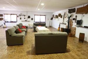 ein Wohnzimmer mit zwei Sofas und einem Tisch in der Unterkunft Alojamiento Rural - Finca Santa Margarita in Algar