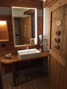 a bathroom with a sink and a mirror at Le Petit Fenestrelle in Fenestrelle