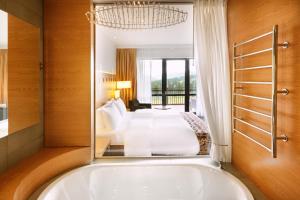 - une grande baignoire dans une chambre dans l'établissement Radisson Blu Resort Bukovel, à Bukovel