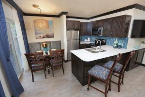 Kuhinja ili čajna kuhinja u objektu Westgate Cocoa Beach Resort