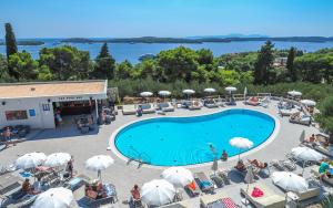 A piscina localizada em Pharos Hvar Bayhill Hotel ou nos arredores