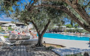 A piscina localizada em Pharos Hvar Bayhill Hotel ou nos arredores