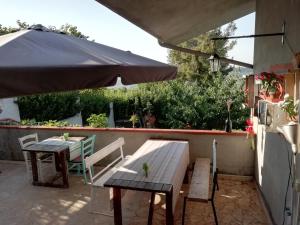 A balcony or terrace at B&B L'Albero Di Antonia