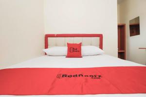 Ένα ή περισσότερα κρεβάτια σε δωμάτιο στο RedDoorz Plus @ Jalan Pemuda Jakarta