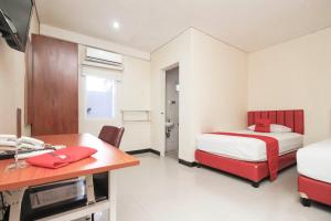 Ένα ή περισσότερα κρεβάτια σε δωμάτιο στο RedDoorz Plus @ Jalan Pemuda Jakarta
