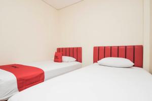 Postel nebo postele na pokoji v ubytování RedDoorz Plus @ Jalan Pemuda Jakarta + 14 fotografií