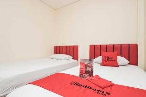 Ένα ή περισσότερα κρεβάτια σε δωμάτιο στο RedDoorz Plus @ Jalan Pemuda Jakarta