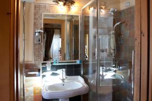 a bathroom with a sink and a mirror at Hotel Le Ortensie in Roccaraso