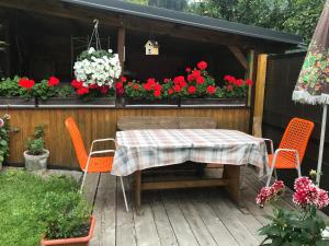 A garden outside Gästehaus Dullnig