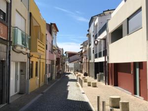 ポボア・デ・バルジンにあるPovoa do Marの建物が立ち並ぶ街の空っぽの通り