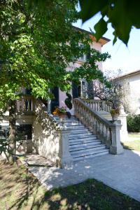 uma casa com um banco e escadas em frente em Villa Agnese Suites em Lucca