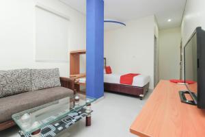 TV a/nebo společenská místnost v ubytování RedDoorz Plus @ Jalan Pemuda Jakarta