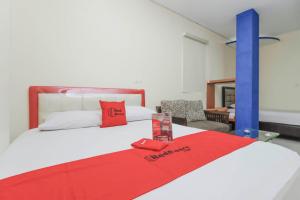 Ένα ή περισσότερα κρεβάτια σε δωμάτιο στο RedDoorz Plus @ Jalan Pemuda Jakarta