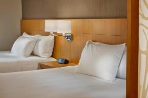 Кровать или кровати в номере Hyatt Place Warwick/Providence Airport