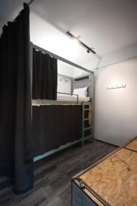 Uma cama ou camas num quarto em Bedbox Hostel