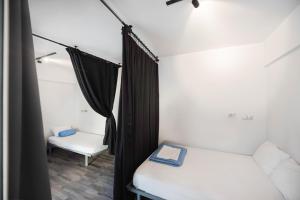 Uma cama ou camas num quarto em Bedbox Hostel