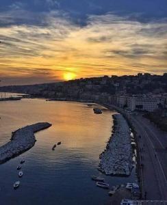 - une vue aérienne sur une plage avec des bateaux dans l'eau dans l'établissement B&B Sweet night, à Naples