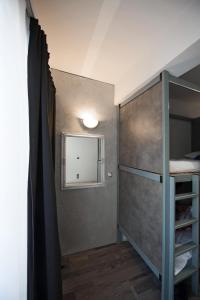 Ванная комната в Bedbox Hostel