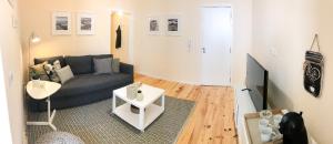 uma sala de estar com um sofá e uma televisão em Porto Luxury Apartments em Vila Nova de Gaia