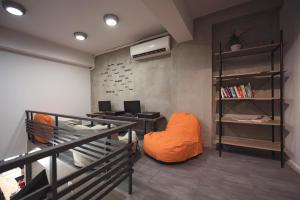 Uma área de estar em Bedbox Hostel