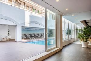 Der Swimmingpool an oder in der Nähe von Planet Hotels ONE - Adults Only 16 years