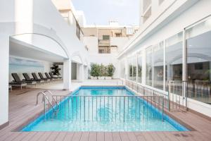 Der Swimmingpool an oder in der Nähe von Planet Hotels ONE - Adults Only 16 years