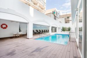 Der Swimmingpool an oder in der Nähe von Planet Hotels ONE - Adults Only 16 years