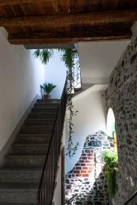 una escalera en una casa con una pared de piedra en Casa Amata en Lecco