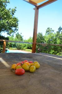een stapel tomaten op een houten tafel bij Desiderio D'Ammore in Corbara