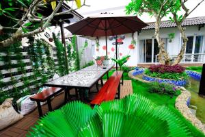 Zan HomeStay外面的花园