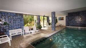 una casa con piscina e patio di Hotel Garni Obermair a Mayrhofen