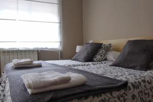 um quarto com 2 camas e toalhas em La Posada de Granda em Cuenco