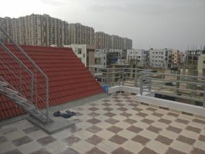 vista sulla città dal tetto di un edificio di Misty Lake Guest House a Hyderabad