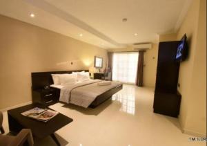 1 dormitorio con 1 cama y TV en Villa Thirty Three en Lagos