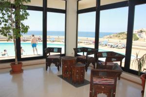 ラゴスにあるBeach and Pool Studio Apartmentのビーチの景色を望む客室で、テーブルと椅子が備わります。