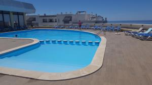 ラゴスにあるBeach and Pool Studio Apartmentの建物の屋上にある大きなプール