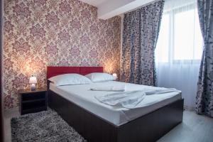 Postel nebo postele na pokoji v ubytování Andreea Residence Mamaia Nord