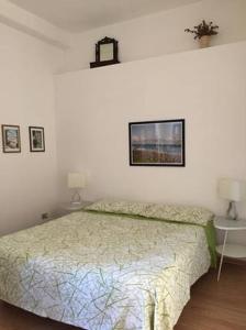 una camera con un letto e due tavoli e due lampade di b&b Gio Colosseo - Celio a Roma