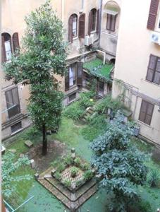 an aerial view of a garden in a building at b&b Gio Colosseo - Celio in Rome