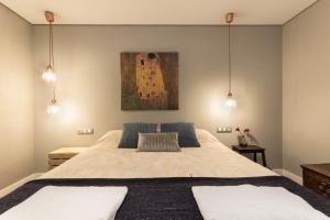 En eller flere senge i et værelse på POZAS by Kyosai