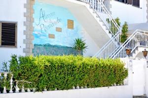 um mural na lateral de um edifcio com uma escadaria em Alecrim Rosmaninho Guest House em Pinhel