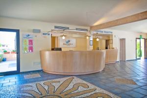 Ο χώρος του λόμπι ή της ρεσεψιόν στο Hotel Baja Bianca