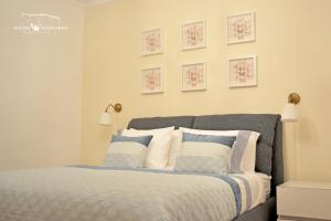 Uma cama ou camas num quarto em Alecrim Rosmaninho Guest House