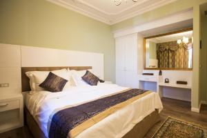 Un pat sau paturi într-o cameră la Hotel Britania
