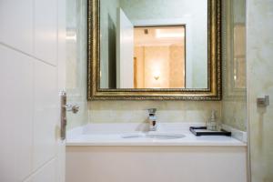 Koupelna v ubytování Hotel Britania + 29 fotografií